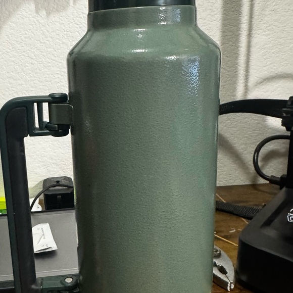 Stanley Classic Green Thermos - Picture 2 of 6